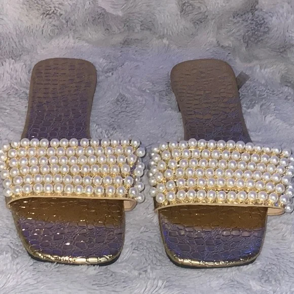 Elegant Gold and Pearl Embellished Sandals - Picture 3 of 5